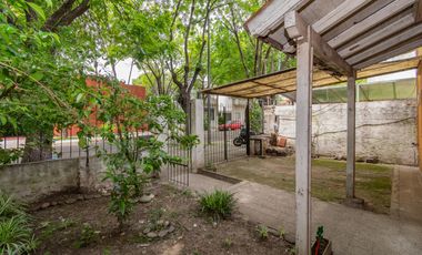 Casa de 2 ambientes con patio en Venta en Saavedra