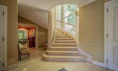 Excelente casa en la mejor zona de Las Lomas de San Isidro.