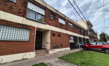 Departamento de Tres ambientes en Planta Baja con Patio y Cochera en Venta en Sarandí