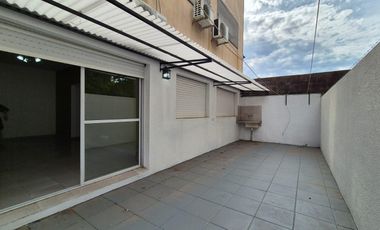 Departamento de Tres ambientes en Planta Baja con Patio y Cochera en Venta en Sarandí