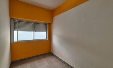 Departamento de Tres ambientes en Planta Baja con Patio y Cochera en Venta en Sarandí
