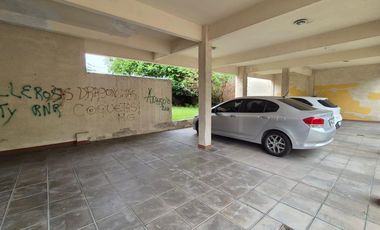 Departamento de Tres ambientes en Planta Baja con Patio y Cochera en Venta en Sarandí