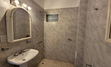 Departamento de Tres ambientes en Planta Baja con Patio y Cochera en Venta en Sarandí