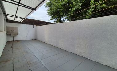 Departamento de Tres ambientes en Planta Baja con Patio y Cochera en Venta en Sarandí