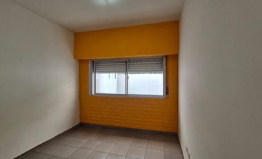 Departamento de Tres ambientes en Planta Baja con Patio y Cochera en Venta en Sarandí