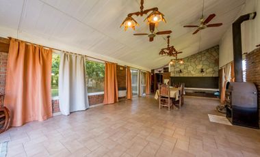 VENTA - Casa - 4 Dormitorios, casa para caseros, quincho y piscina - Funes, Santa Fe. APTA CREDITO