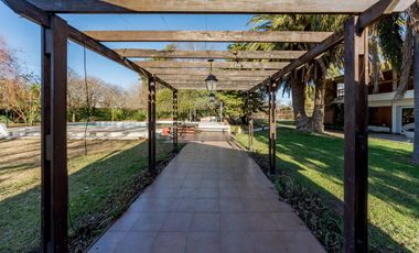 VENTA - Casa - 4 Dormitorios, casa para caseros, quincho y piscina - Funes, Santa Fe. APTA CREDITO