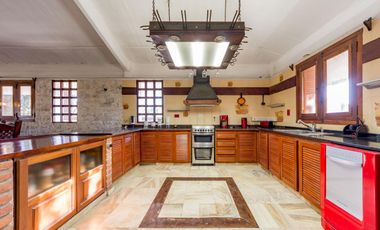 VENTA - Casa - 4 Dormitorios, casa para caseros, quincho y piscina - Funes, Santa Fe. APTA CREDITO