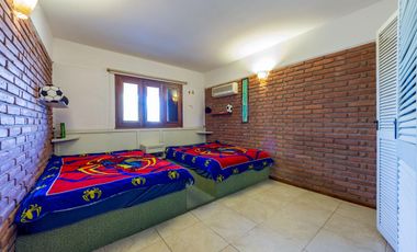 VENTA - Casa - 4 Dormitorios, casa para caseros, quincho y piscina - Funes, Santa Fe. APTA CREDITO