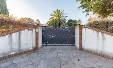 VENTA - Casa - 4 Dormitorios, casa para caseros, quincho y piscina - Funes, Santa Fe. APTA CREDITO