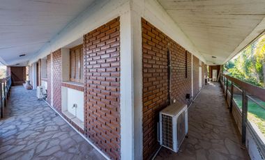 VENTA - Casa - 4 Dormitorios, casa para caseros, quincho y piscina - Funes, Santa Fe. APTA CREDITO