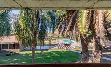 VENTA - Casa - 4 Dormitorios, casa para caseros, quincho y piscina - Funes, Santa Fe. APTA CREDITO