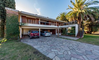 VENTA - Casa - 4 Dormitorios, casa para caseros, quincho y piscina - Funes, Santa Fe. APTA CREDITO