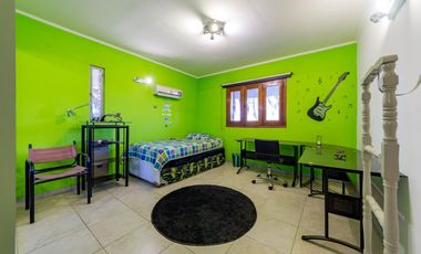 VENTA - Casa - 4 Dormitorios, casa para caseros, quincho y piscina - Funes, Santa Fe. APTA CREDITO