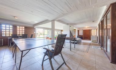 VENTA - Casa - 4 Dormitorios, casa para caseros, quincho y piscina - Funes, Santa Fe. APTA CREDITO