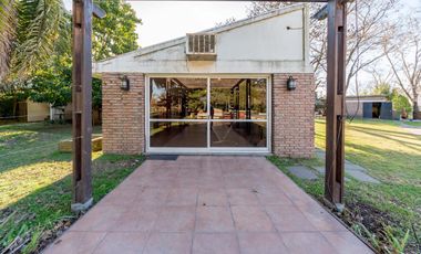 VENTA - Casa - 4 Dormitorios, casa para caseros, quincho y piscina - Funes, Santa Fe. APTA CREDITO