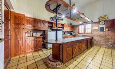 VENTA - Casa - 4 Dormitorios, casa para caseros, quincho y piscina - Funes, Santa Fe. APTA CREDITO