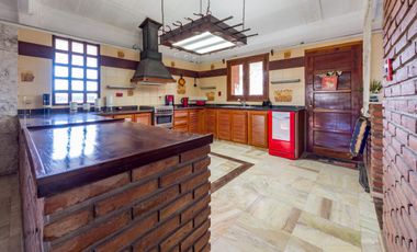 VENTA - Casa - 4 Dormitorios, casa para caseros, quincho y piscina - Funes, Santa Fe. APTA CREDITO