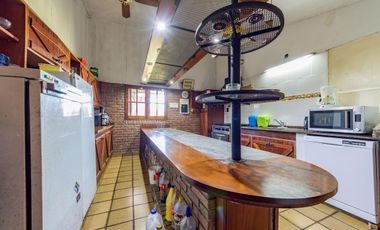 VENTA - Casa - 4 Dormitorios, casa para caseros, quincho y piscina - Funes, Santa Fe. APTA CREDITO