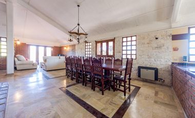 VENTA - Casa - 4 Dormitorios, casa para caseros, quincho y piscina - Funes, Santa Fe. APTA CREDITO