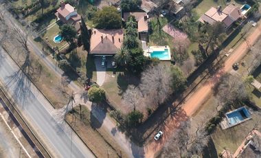 VENTA - Casa - 4 Dormitorios, casa para caseros, quincho y piscina - Funes, Santa Fe. APTA CREDITO