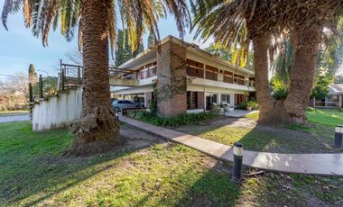 VENTA - Casa - 4 Dormitorios, casa para caseros, quincho y piscina - Funes, Santa Fe. APTA CREDITO