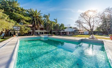 VENTA - Casa - 4 Dormitorios, casa para caseros, quincho y piscina - Funes, Santa Fe. APTA CREDITO