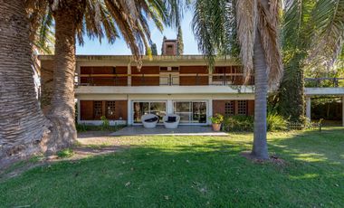 VENTA - Casa - 4 Dormitorios, casa para caseros, quincho y piscina - Funes, Santa Fe. APTA CREDITO