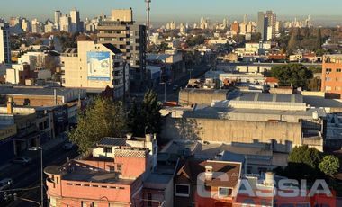 DEPARTAMENTO 4 AMBIENTES CATEGORÍA, AL FRENTE CON COCHERA Y PATIO PROPIO