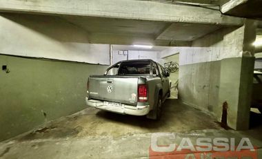 DEPARTAMENTO 4 AMBIENTES CATEGORÍA, AL FRENTE CON COCHERA Y PATIO PROPIO