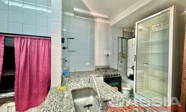 DEPARTAMENTO 4 AMBIENTES CATEGORÍA, AL FRENTE CON COCHERA Y PATIO PROPIO