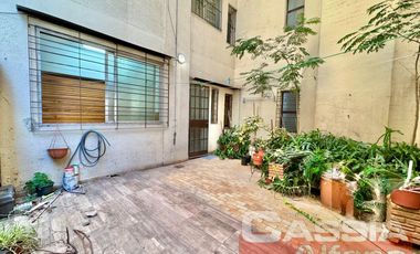 DEPARTAMENTO 4 AMBIENTES CATEGORÍA, AL FRENTE CON COCHERA Y PATIO PROPIO