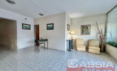 DEPARTAMENTO 4 AMBIENTES CATEGORÍA, AL FRENTE CON COCHERA Y PATIO PROPIO