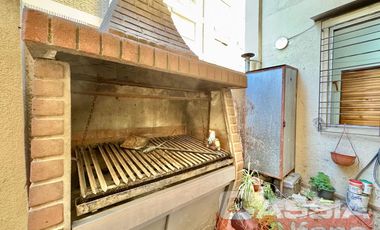 DEPARTAMENTO 4 AMBIENTES CATEGORÍA, AL FRENTE CON COCHERA Y PATIO PROPIO