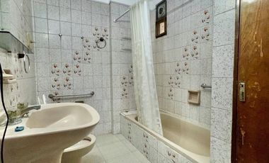 DEPARTAMENTO 4 AMBIENTES CATEGORÍA, AL FRENTE CON COCHERA Y PATIO PROPIO