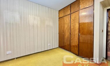 DEPARTAMENTO 4 AMBIENTES CATEGORÍA, AL FRENTE CON COCHERA Y PATIO PROPIO