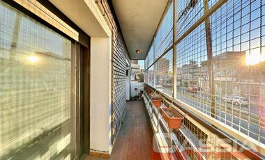 DEPARTAMENTO 4 AMBIENTES CATEGORÍA, AL FRENTE CON COCHERA Y PATIO PROPIO