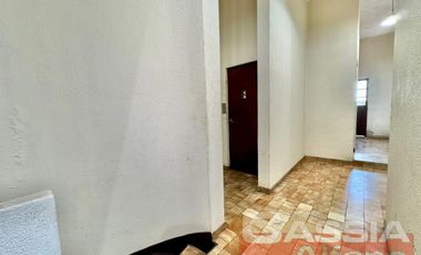 DEPARTAMENTO 4 AMBIENTES CATEGORÍA, AL FRENTE CON COCHERA Y PATIO PROPIO