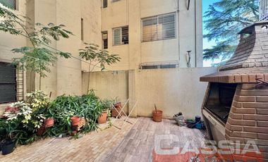 DEPARTAMENTO 4 AMBIENTES CATEGORÍA, AL FRENTE CON COCHERA Y PATIO PROPIO