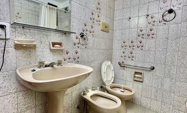 DEPARTAMENTO 4 AMBIENTES CATEGORÍA, AL FRENTE CON COCHERA Y PATIO PROPIO