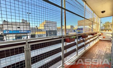 DEPARTAMENTO 4 AMBIENTES CATEGORÍA, AL FRENTE CON COCHERA Y PATIO PROPIO