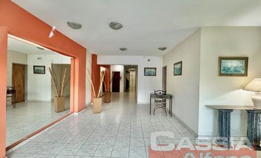 DEPARTAMENTO 4 AMBIENTES CATEGORÍA, AL FRENTE CON COCHERA Y PATIO PROPIO