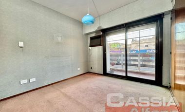 DEPARTAMENTO 4 AMBIENTES CATEGORÍA, AL FRENTE CON COCHERA Y PATIO PROPIO