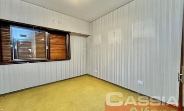 DEPARTAMENTO 4 AMBIENTES CATEGORÍA, AL FRENTE CON COCHERA Y PATIO PROPIO