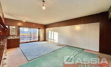 DEPARTAMENTO 4 AMBIENTES CATEGORÍA, AL FRENTE CON COCHERA Y PATIO PROPIO