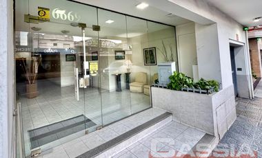 DEPARTAMENTO 4 AMBIENTES CATEGORÍA, AL FRENTE CON COCHERA Y PATIO PROPIO