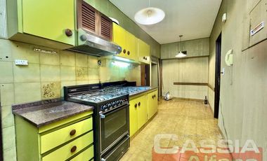 DEPARTAMENTO 4 AMBIENTES CATEGORÍA, AL FRENTE CON COCHERA Y PATIO PROPIO