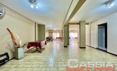 DEPARTAMENTO 4 AMBIENTES CATEGORÍA, AL FRENTE CON COCHERA Y PATIO PROPIO