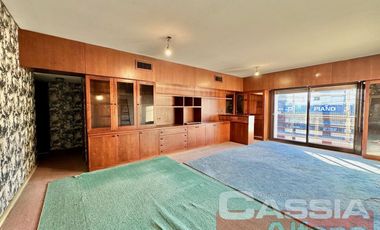 DEPARTAMENTO 4 AMBIENTES CATEGORÍA, AL FRENTE CON COCHERA Y PATIO PROPIO