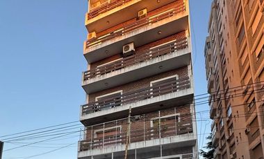 DEPARTAMENTO 4 AMBIENTES CATEGORÍA, AL FRENTE CON COCHERA Y PATIO PROPIO